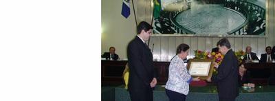Imagem: Desembargadora Margarida Cantarelli recebe título acompanhada do juiz André Granja e deputado Temóte