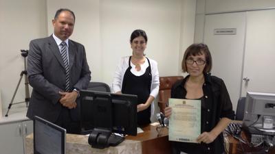 Imagem: Sônia Beltrand comemora com seu documento de naturalização