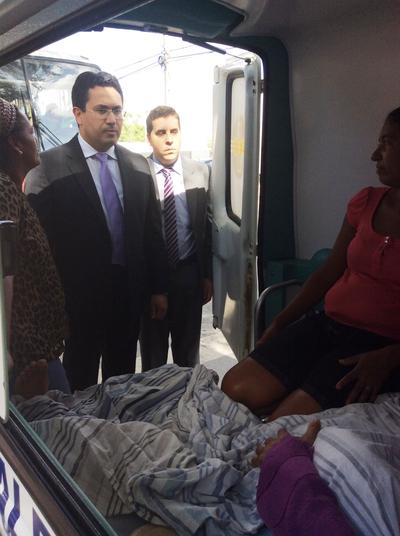 Imagem: Juiz Flávio Marcondes ouve paciente em ambulância