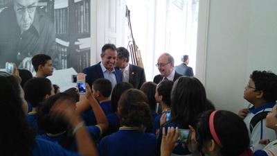 Imagem: Presidente eleito Manoel Erhardt com alunos de escola no Palácio República dos Palmares