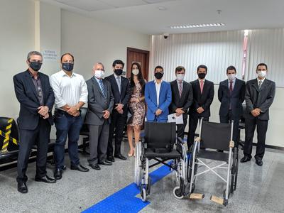 Imagem: Comissão dos Direitos da Pessoa com Deficiência da OAB-AL realiza entrega de duas cadeiras de rodas