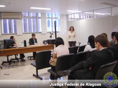 Imagem: Advogados voluntários com juiz federal coordenador do serviço, Leonardo Resende