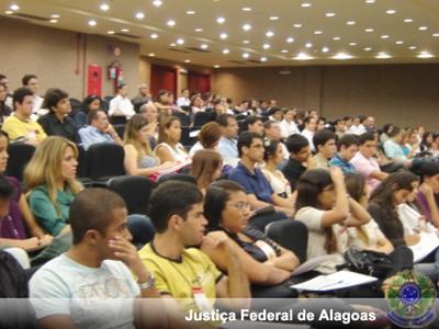 Imagem: Estudantes de Direito lotaram auditório da Justiça Federal