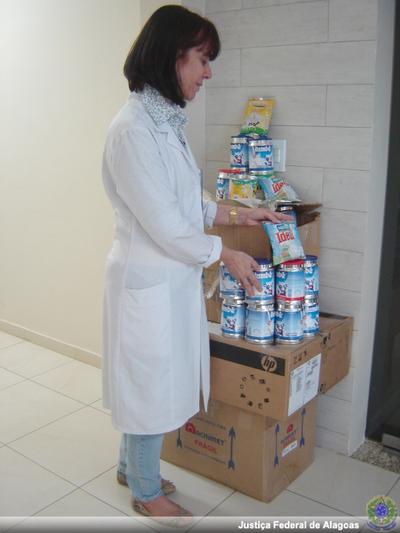 Ângela Veloso, da UNICA, recebe leites doados Imagem: Ângela Veloso, da UNICA, recebe leites doados