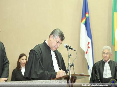 Desembargador Paulo Roberto de Oliveira Lima assina termo de posse à Presidência do TRF5 Imagem: Desembargador Paulo Roberto de Oliveira Lima assina termo de posse à Presidência do TRF5