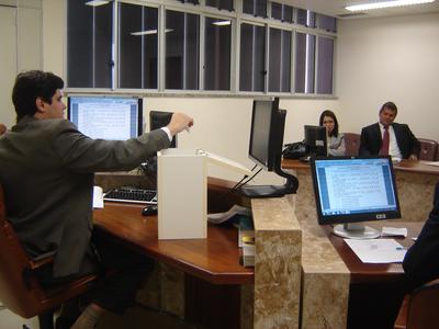 Imagem: Juiz André Granja sorteia lista de jurados em audiência com representantes das partes