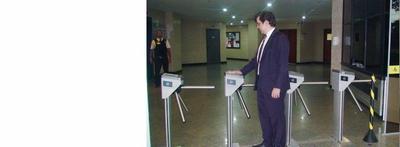 Diretor do Foro confere sua identificação digital Imagem: Diretor do Foro confere sua identificação digital