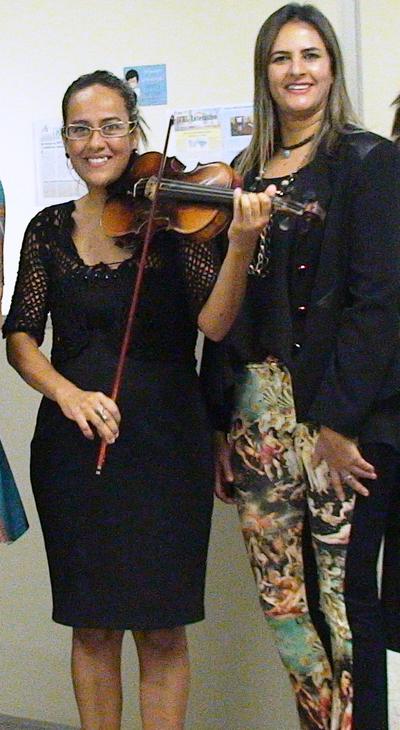 Violinista Karina e servidora Fátima Barbosa Imagem: Violinista Karina e servidora Fátima Barbosa