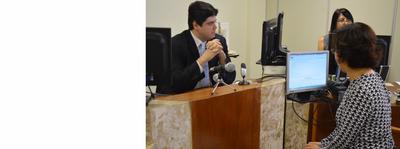 Maritza Montoya lê artigo da Constituição para confirmar domínio da língua Imagem: Maritza Montoya lê artigo da Constituição para confirmar domínio da língua