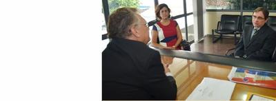 Imagem: Diretor do Foro, Raimundo Campos e juíza Camila Milam com prefeito Isnaldo Bulhões