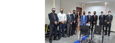 Comissão dos Direitos da Pessoa com Deficiência da OAB-AL realiza entrega de duas cadeiras de rodas Imagem: Comissão dos Direitos da Pessoa com Deficiência da OAB-AL realiza entrega de duas cadeiras de rodas