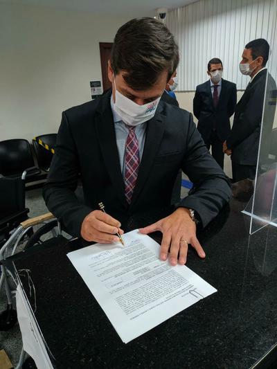 Comissão dos Direitos da Pessoa com Deficiência da OAB-AL realiza entrega de duas cadeiras de rodas Imagem: Comissão dos Direitos da Pessoa com Deficiência da OAB-AL realiza entrega de duas cadeiras de rodas