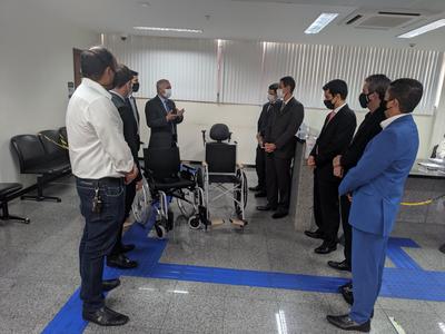 Comissão dos Direitos da Pessoa com Deficiência da OAB-AL realiza entrega de duas cadeiras de rodas Imagem: Comissão dos Direitos da Pessoa com Deficiência da OAB-AL realiza entrega de duas cadeiras de rodas