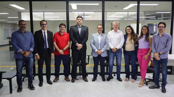 Imagem: Secretários municipais Felipe Lins (no centro da foto) e Fernando Davino (camisa branca) acompanharam a apresentação da plataforma