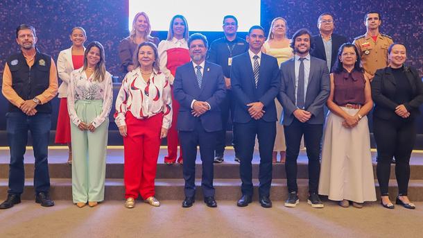 Imagem: Presidente da CAI, juiz federal Felini Wanderley (gravata listrada) recebeu a homenagem em solenidade no Tribunal de justiça