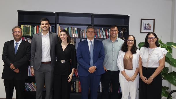 Imagem: Posse no gabinete do diretor do Foro contou com presença de familiares do novo servidor (terno cinza)