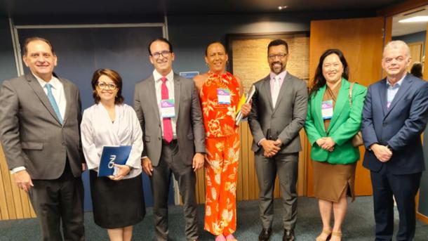 Imagem: Juiz federal Antônio José Araújo participa da programação em Brasília, juntamente com Rafaelly Machado (de vestido), coordenadora do Movimento Nacional da População em Situação de Rua em Alagoas e o novo conselheiro do Comitê PopRuaJud do CNJ, Fábio Esteves (ao lado de Rafaelly)