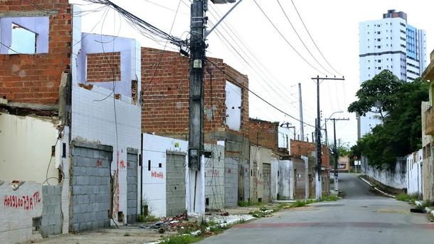 Imagem: Ruas dos bairros Pinheiro, Mutange e Bom Parto ficaram esvaziadas após desastre socioambiental causado pela exploração de sal-gema