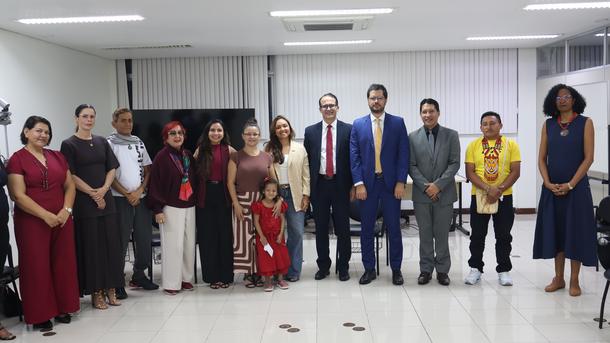 Imagem: Representantes das onze edições do Projeto Vozes participaram da reunião com o preposto do Prêmio Innovare (terno azul)